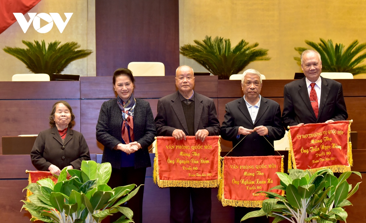 Chủ tịch Quốc hội chúc Tết nguyên lãnh đạo, cán bộ Quốc hội nghỉ hưu